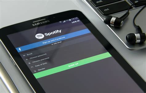 Whats Better: Apple Music or Spotify? – A Detailed Comparative Analysis